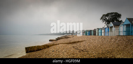 Calshot Strand mit Strand Hütten ist Teil einer Schindel Spieß auf dem Hampshire Küste, die nach Westen in das südliche Ende von Southampton Wasser erweitert Stockfoto