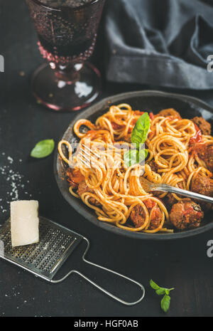 Spaghetti mit Meatballas, Basilikum Blätter, Parmesan-Käse und Rotwein Stockfoto