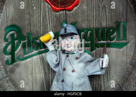 Figur von Svejk Vorderseite des Logos des tschechischen Bieres Pilsner Urquell, Prag, Tschechische Republik Stockfoto