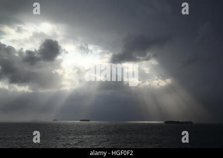 Die Sonne scheint durch die Wolken auf den San Blas Inseln, Panama, Caribbean. Stockfoto