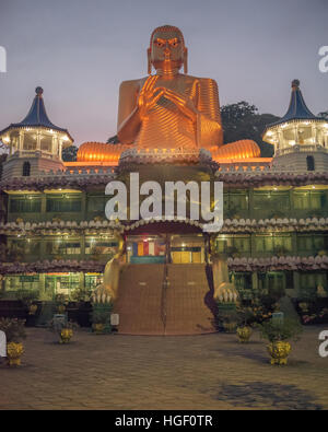 Sri Lanka: Dambulla Höhle Tempel bei Nacht Stockfoto