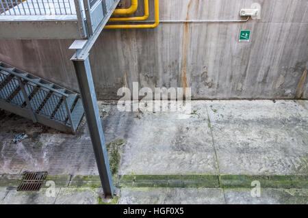 Fluchtweg in einer verlassenen stillgelegten Fabrik Stockfoto