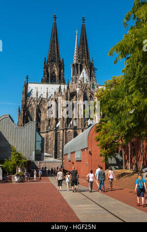 Kölner Dom gesehen von der Höhenzollern Brücke, NRW, Deutschland. Stockfoto
