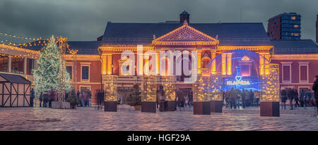 Klaipeda, Litauen: Weihnachtsbeleuchtung und Dekorationen in Theaterplatz Stockfoto