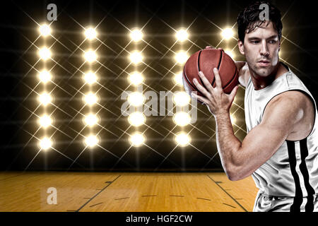 Basketball-Spieler auf eine weiße uniform, vor Licht. Stockfoto