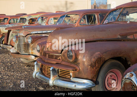 Delta, Colorado - verrostet klassischer Automobile auf dem Display an Orvals Gebrauchtwagen. Stockfoto