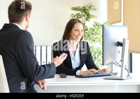 Agent, die Teilnahme an einem Client Einführung von Daten in einem Desktop-Computer im Büro Stockfoto