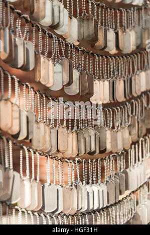 Dog Tags in einer Gedenkstätte für militärisches Personal gefallen während der Kriege in Irak und Afghanistan, Boston, MA, USA. Stockfoto