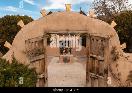 Eingangstor der Kirche Santuario de Chimayo in New Mexiko, NM, USA. Stockfoto