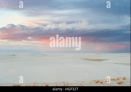 US-Nationalparks, stürmisches Wetter, Sonnenaufgang am White Sands National Monument, White Sands National Park, New Mexico, NM, USA. Stockfoto