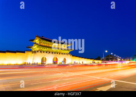 Lange Exposition Schlieren Auto Rückleuchten verlassen nachgestellte Licht vor Gwanghwamun Haupttor Gyeongbokgung Palace in der Abenddämmerung Stockfoto