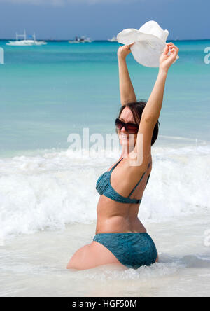 Junge Frau am Strand Stockfoto