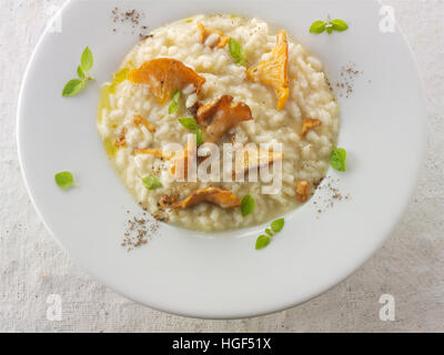 Risotto, Pfifferlinge oder Girolle Pilze (Eierschwämmen Cibarius), sautierten in Butter und Kräutern Stockfoto