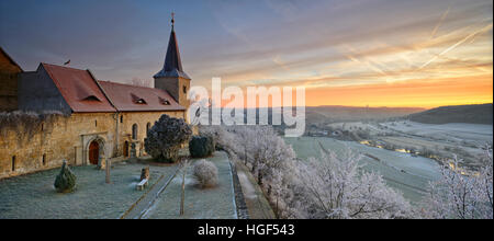 Zscheiplitz Abbey mit Rauhreif bedeckt bei Sonnenaufgang mit Blick auf das Unstrut-Tal, im winter, Freyburg, Sachsen-Anhalt, Deutschland Stockfoto