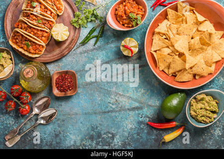 traditionelle mexikanische Küche - sauce mit Fleisch, Bohnen und Salsa Tacos und Nachos mit. Ansicht von oben Stockfoto