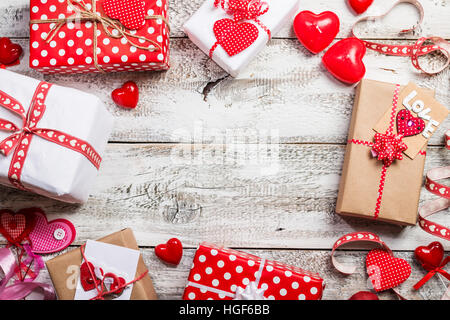 Valentinstag Geschenk-Boxen mit Herz auf weißem Hintergrund aus Holz, Ansicht von oben mit Textfreiraum Stockfoto