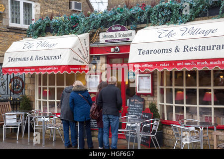 Bourton-on-the-Water Cotswolds Village in Gloucestershire und Tea Rooms und Restaurant The Village, England, UK, 2016 Stockfoto