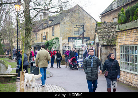 Bourton-on-the - Wasser Cotswolds Dorf in Gloucestershire und seine beliebten High Street auf einen Winter Tag, England, Vereinigtes Königreich Stockfoto