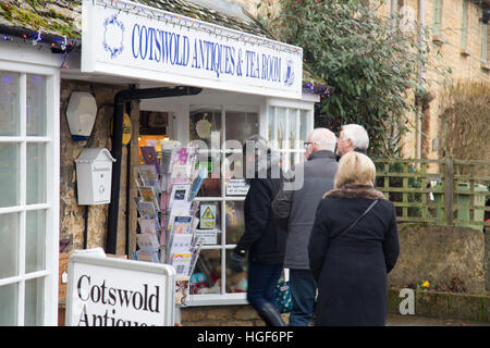 Cotswold Antiquitätenladen und Teestube Shop in Bourton-on-the-Water, Cotswolds Village, Gloucestershire, England, 2017 Stockfoto