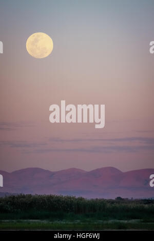 Vollmond über Tsiribihina Fluss in Madagaskar Stockfoto