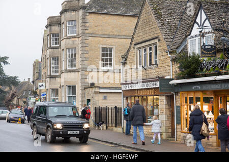 Bourton-on-the-Water ist ein beliebtes englisches Dorf in den Cotswolds, im Bild die Hautpstraße an einem Wintertag, Gloucestershire, UK Stockfoto