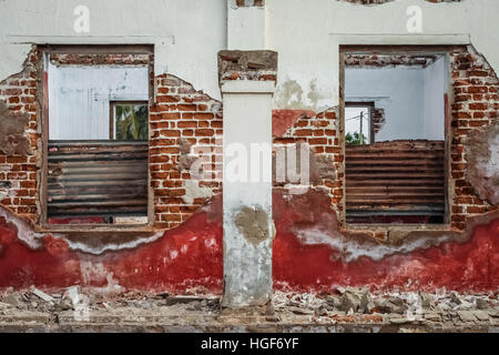 Windows von der alten zerstörten kolonialen Hause in Madagaskar Stockfoto