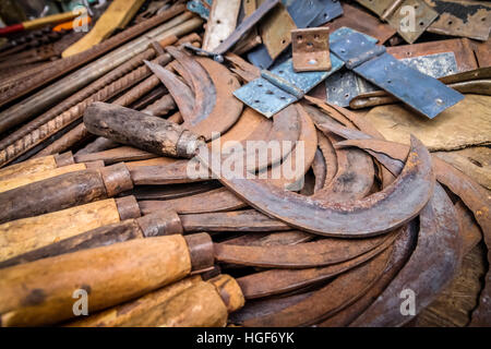 Alte rostige Sensen für Verkauf auf dem Markt in Madagaskar Stockfoto