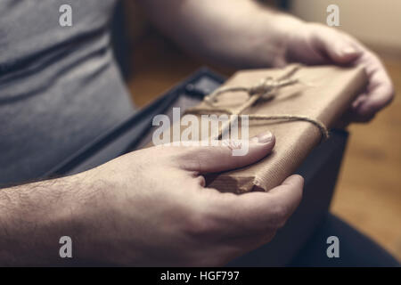 Hände halten verdächtiges Paket. Bestechung und Korruption Konzept. Stockfoto