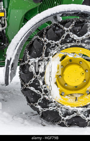 Reifen mit montierten Schneeketten im Winter verschneiten Tag Stockfoto