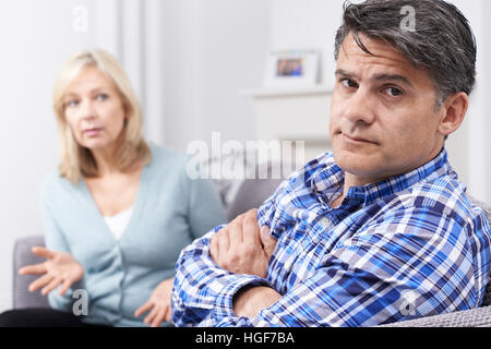 Älteres Paar mit Argument zu Hause Stockfoto