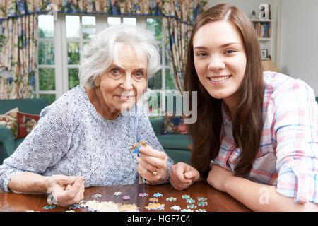 Teenager Enkelin Puzzle mit Großmutter zu tun Stockfoto