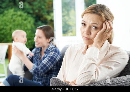 Traurig Reife Frau eifersüchtig auf Mutter mit Kleinkind Stockfoto