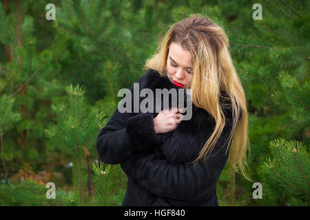 Frau posiert in Kiefern Stockfoto