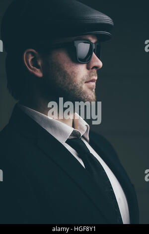 Mann mit Sonnenbrille und eine Lederkappe Stockfoto