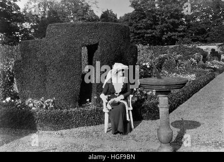 Clementine Churchill sitzen in formalen Gärten mit Formschnitt und Sonnenuhr.  Chartwell.  1912 Stockfoto