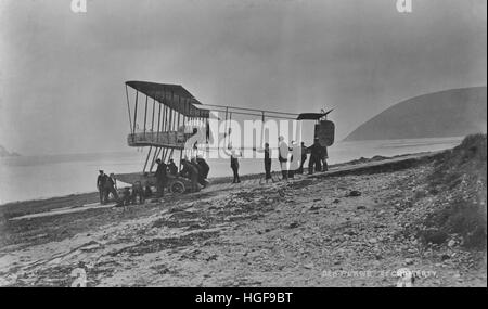 Winston Churchill nimmt Praxis Meer Flugzeug Flug im Doppeldecker Farman am Cromarty, Hochland. 1914. Stockfoto