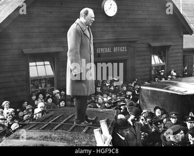 Winston Churchill spricht Arbeitnehmer bei Beardmore Gun Works, Glasgow. 8. Oktober 1918 Stockfoto