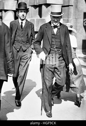 Winston Churchill, Staatssekretär für Krieg, mit seinem Cousin, der Marquess of Londonderry. 1919 Stockfoto