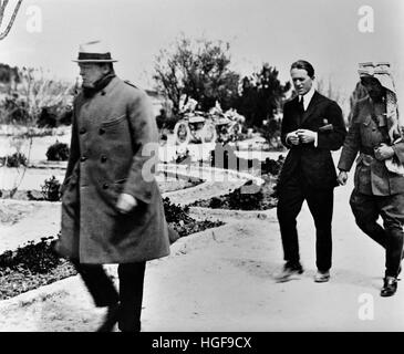 Winston Churchill. Lawrence von Arabien und Emir Abdullah von Jordanien zu Fuß in den Gärten des Regierungshauses, Jerusalem. März 1921. Stockfoto