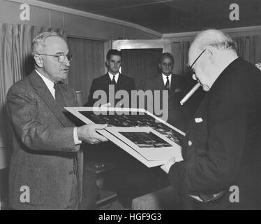 Präsident Truman präsentiert der britische Premierminister Winston Churchill mit einem Foto auf der Potsdamer Konferenz 1945 Stockfoto