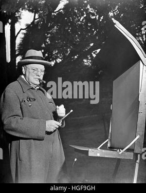 Winston Churchill arbeitet an einem Gemälde mit Pinsel, Staffelei und Malausrüstung. Chartwell 1946 Stockfoto