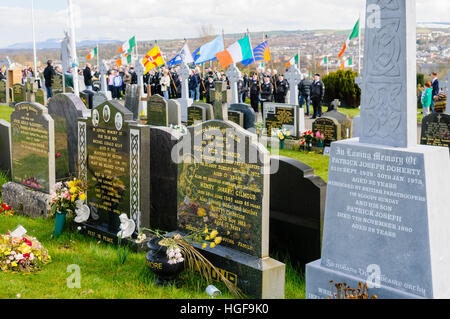 Republikaner erinnern die 1916 Ostern Aufstand, Friedhof von Derry City, Londonderry.  Gräber von zwei Opfer des Bloody Sunday im Vordergrund. Stockfoto