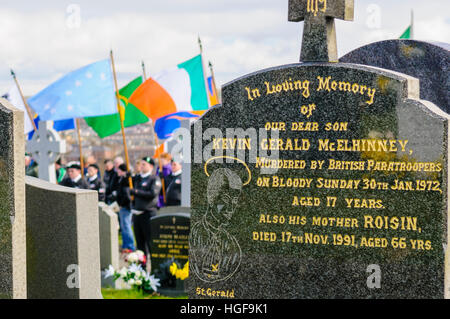 Republikaner erinnern die 1916 Ostern Aufstand, Friedhof von Derry City, Londonderry.  Gräber von eines der Opfer des Bloody Sunday im Vordergrund. Stockfoto