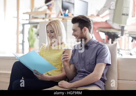 Büroangestellte mit Ordner und Kaffee Stockfoto