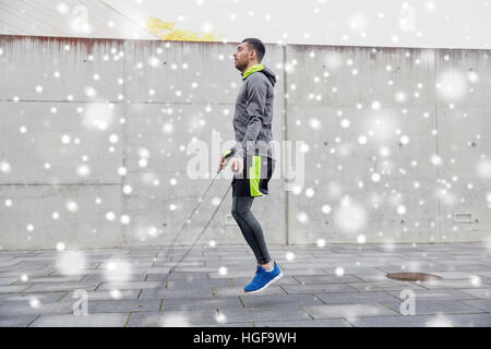 Mann mit Seil springen im Freien Training Stockfoto