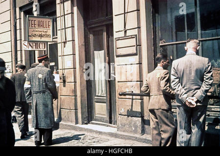 Ghetto Lodz Litzmannstadt, Hans Biebow (rechts), Chef der deutschen Nazi-Verwaltung des Ghettos vor ein t-Stück-Halle, Polen 1942, Zweiter Weltkrieg, Stockfoto