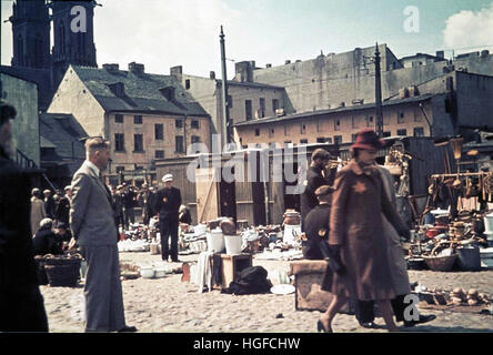 Ghetto Lodz Litzmannstadt, Hans Biebow (links), Chef der deutschen Nazi-Verwaltung des Ghettos Lodz auf einem Straßenmarkt, 1942, Zweiter Weltkrieg, Polen Stockfoto