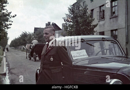 Ghetto Lodz Litzmannstadt, Hans Biebow, Chef der deutschen Nazi-Verwaltung von Lodz Ghetto Posen vor seinem Auto, Polen 1940, Zweiter Weltkrieg, Stockfoto