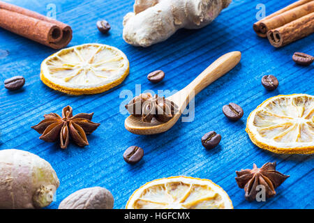 Gewürze auf Holztisch Stockfoto