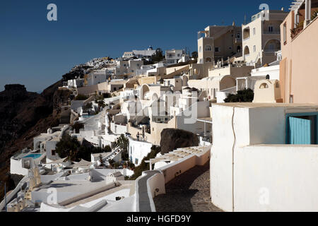 Mit Blick auf Imerovigli von Fira, Santorini, Griechenland Stockfoto